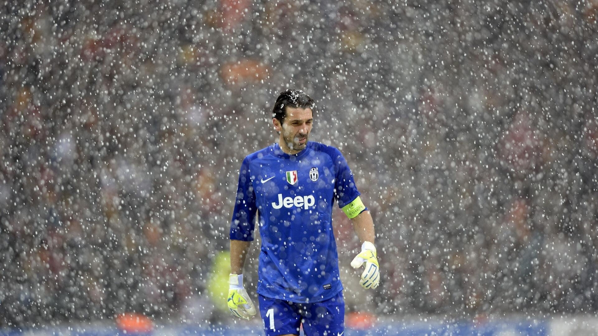 《电竞冠军背后的团队支撑：幕后英雄谁与争锋？》，电竞职业选手冠军